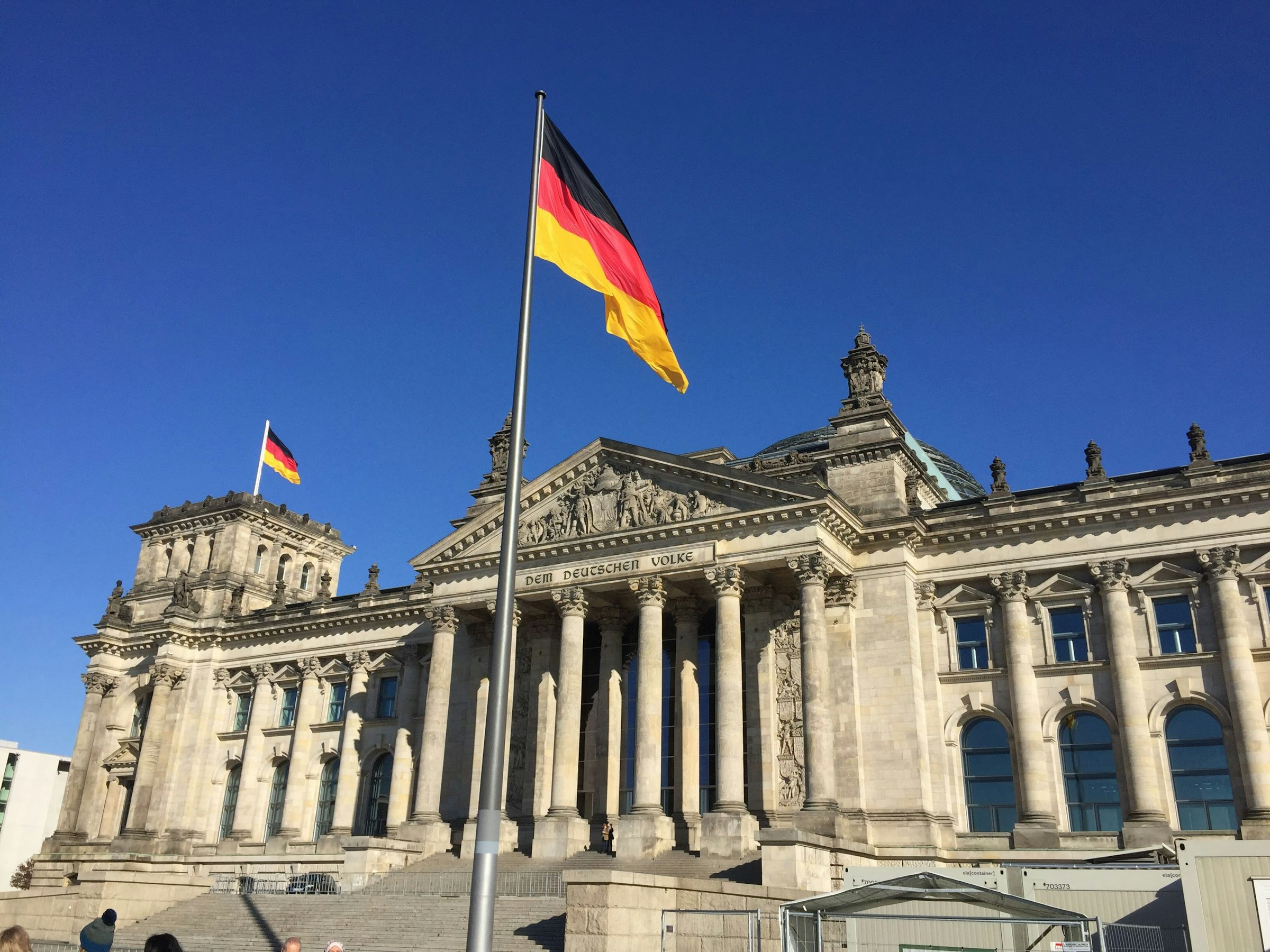 Reichstagsgebäude in Berlin mit Deutschlandfahne