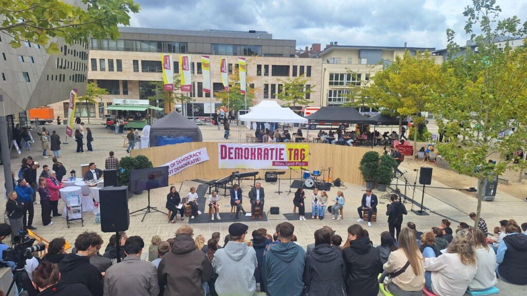 Bühne und Publikum beim Demokratie-Tag 2026 auf einem Platz in Ingelheim