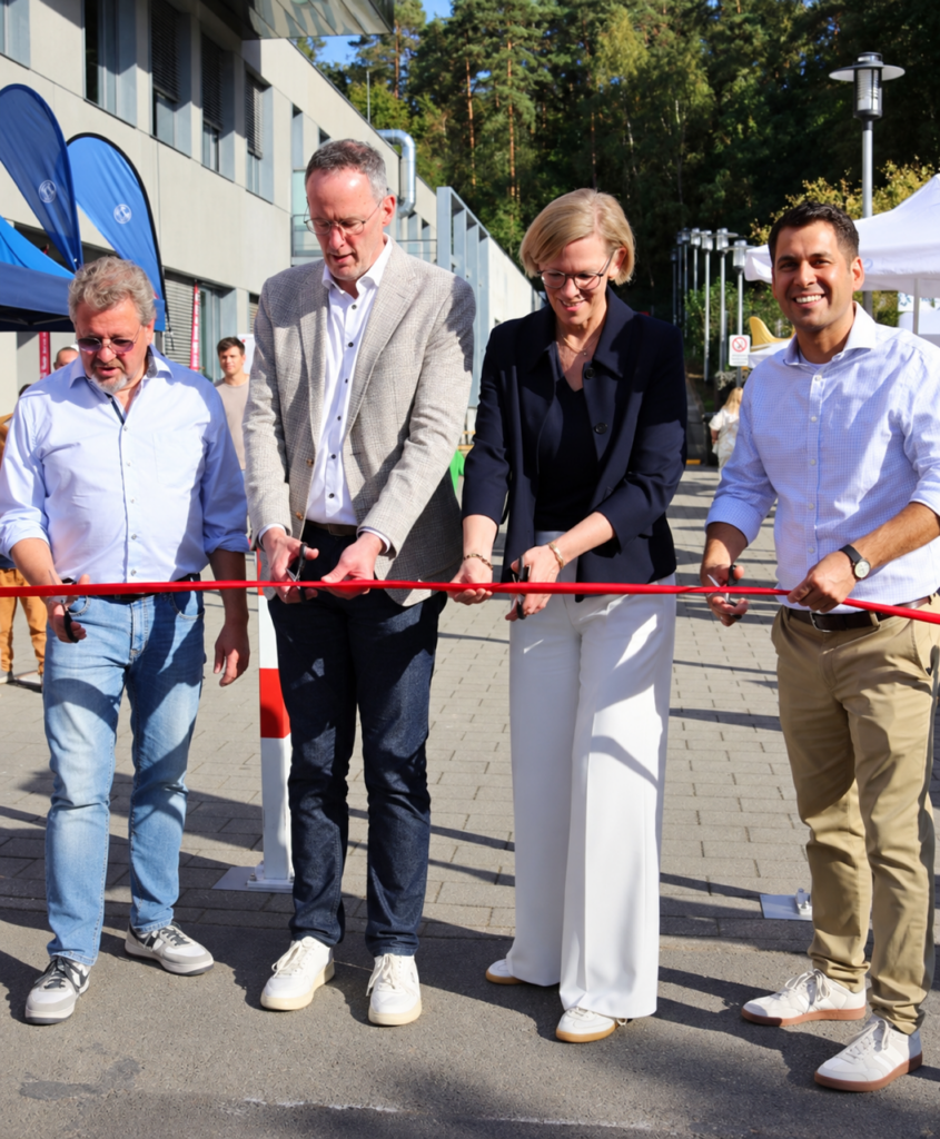 Dirk Fischer, Michael Ebling, Simone Schneider und Dr. Till Mischler schneiden bei der Nacht des Handwerks das rote Band durch