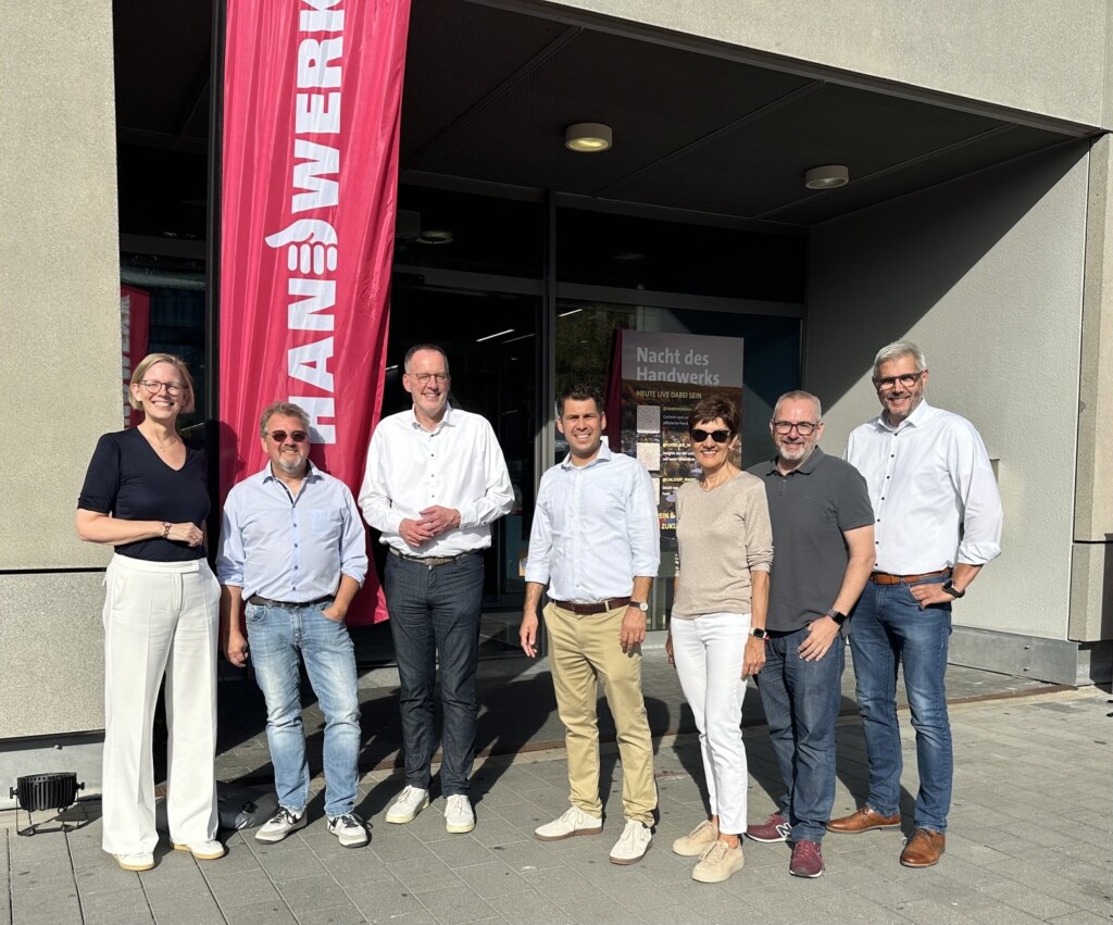 Gruppenfoto bei der Eröffnung der Nacht des Handwerks vor dem Berufsbildungs- und Technologiezentrum der Handwerkskammer der Pfalz in Kaiserslautern