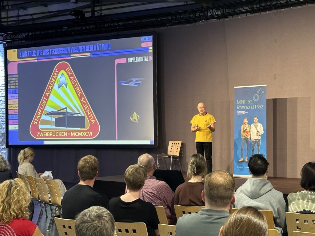 Dr.-Ing. Hubert Zitt bei seinem Vortrag „Star Trek: Wie aus technischen Visionen Realität wird“ beim MINT-Tag