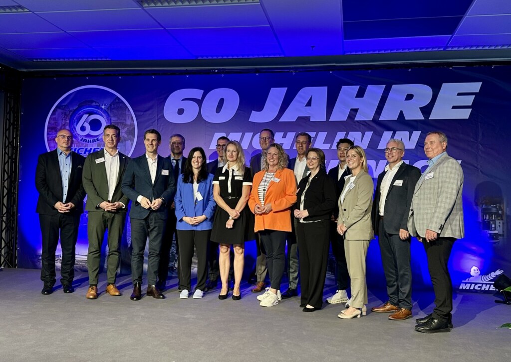 Gruppenfoto auf der Bühne beim Festakt 60 Jahre Michelin in Bad Kreuznach