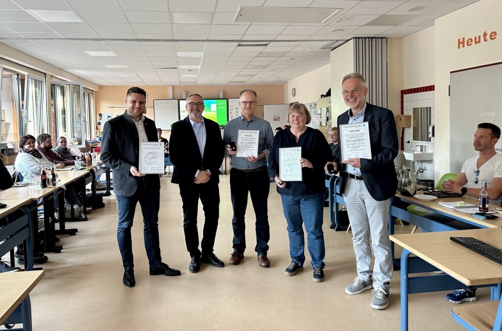 Gruppenfoto mit Urkunden bei der Staffelübergabe im regionalen SCHULEWIRTSCHAFT-Netzwerk Bad Marienberg
