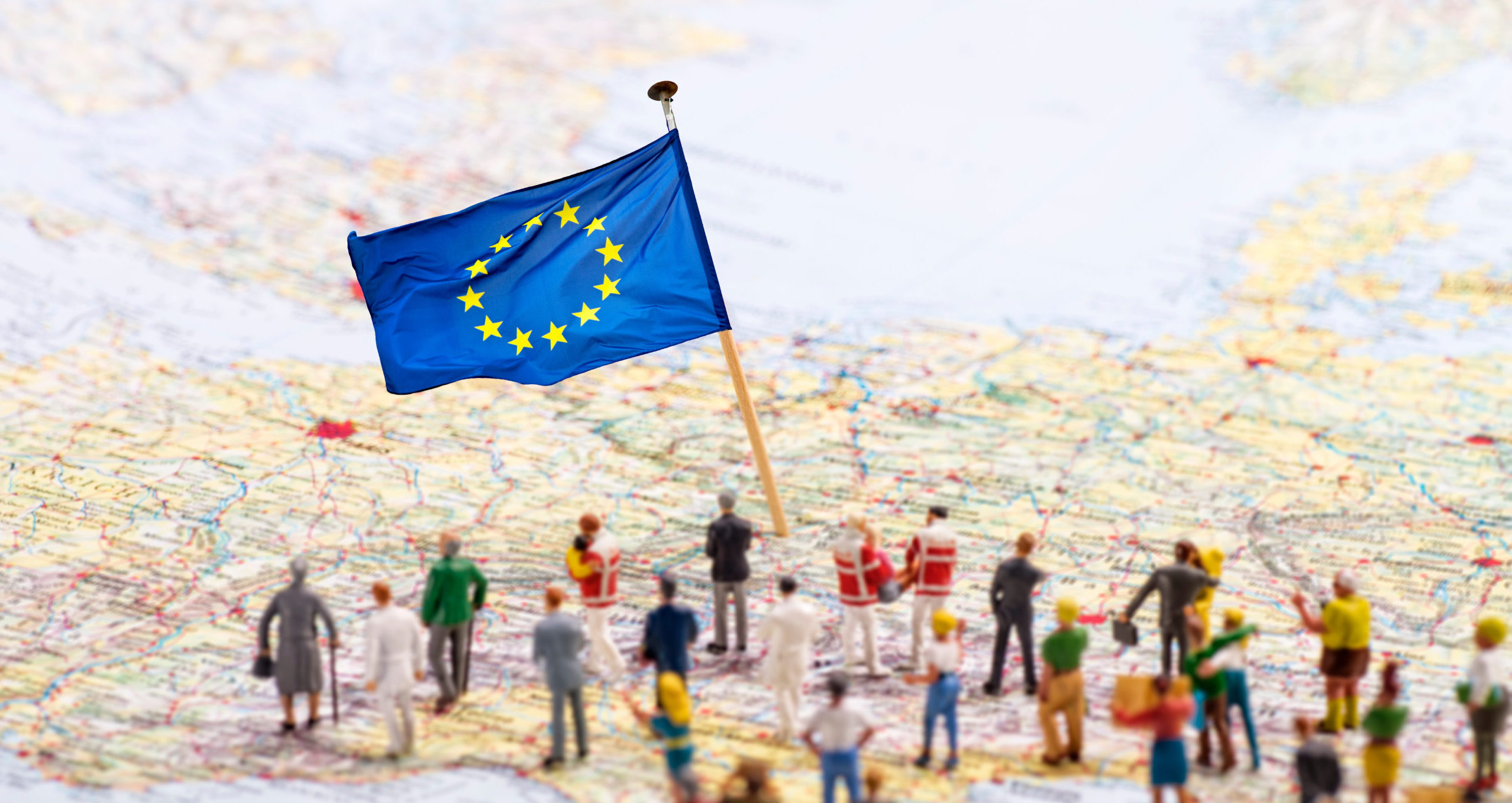 Europakarte mit Europäischer Flagge und einer großen Gruppe mit Figuren.